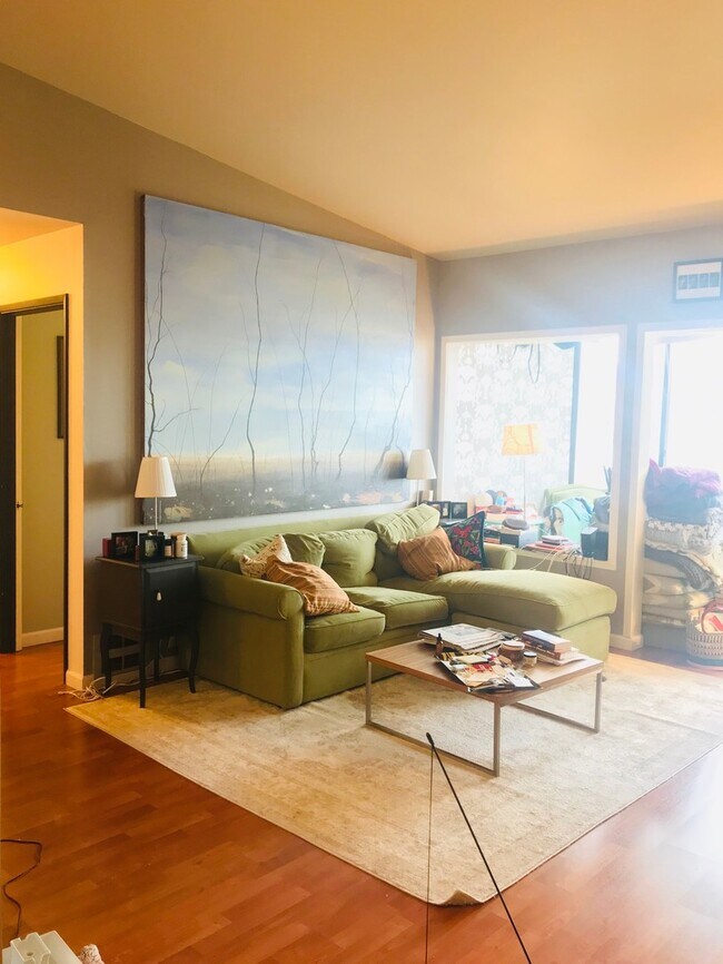 Building Photo - Beautiful Modern Condo with Lake Union Views