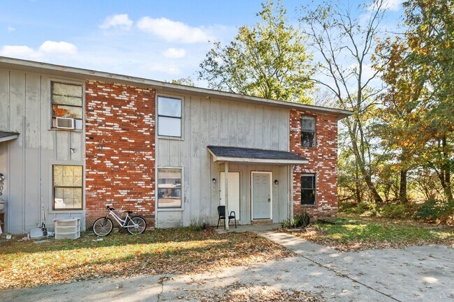 Building Photo - 500 N Betty Jo Dr Fourplex