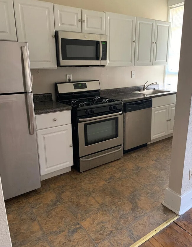 Building Photo - 1733 Poplar Ave