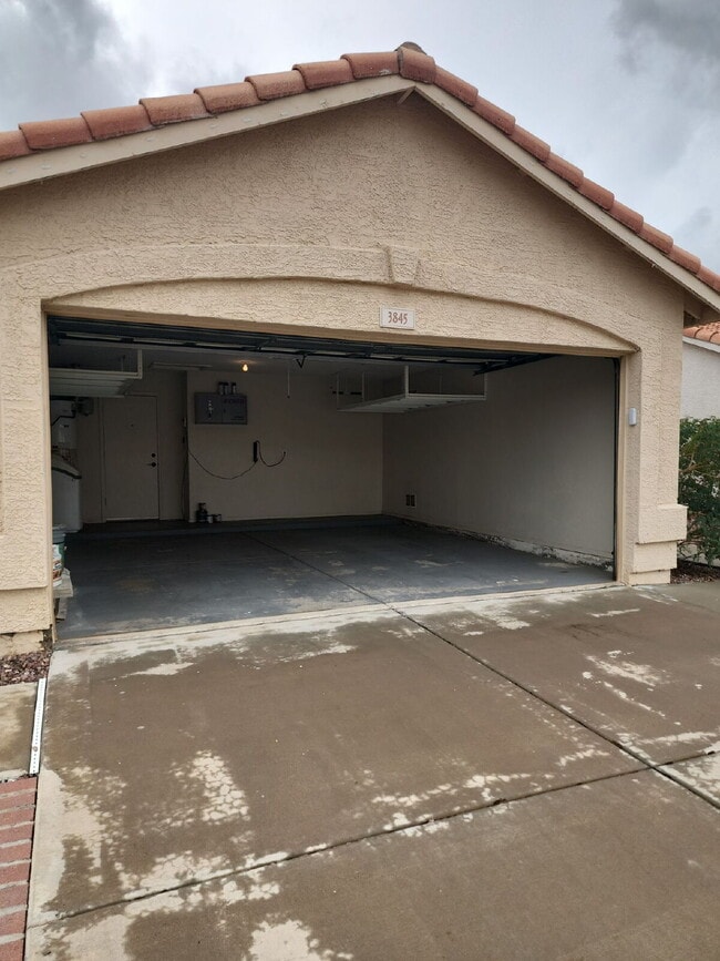 Building Photo - "Spacious 4-Bedroom Glendale Gem with Granite Elegance - 2018 Sq Ft of Comfort!"