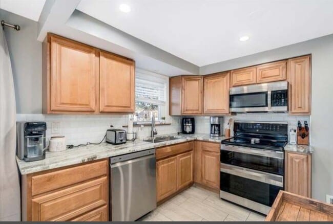 Building Photo - 90 Harold St