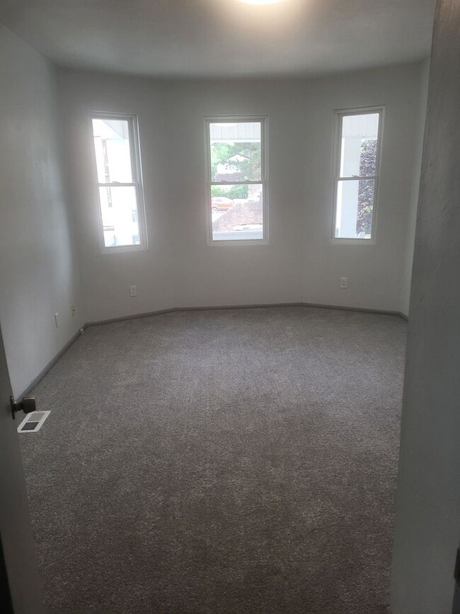 Building Photo - Colonial Place – Bottom Unit for Rent