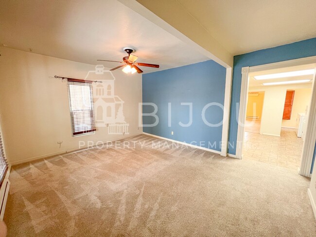 Building Photo - Directly Downtown Duplex!