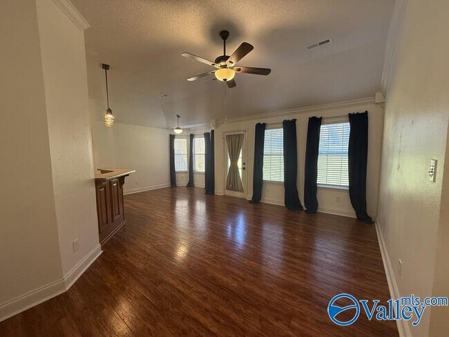 Foto del edificio - 104 Cypress Creek Dr
