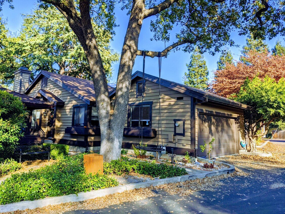 Foto principal - 206 Charter Oak Cir