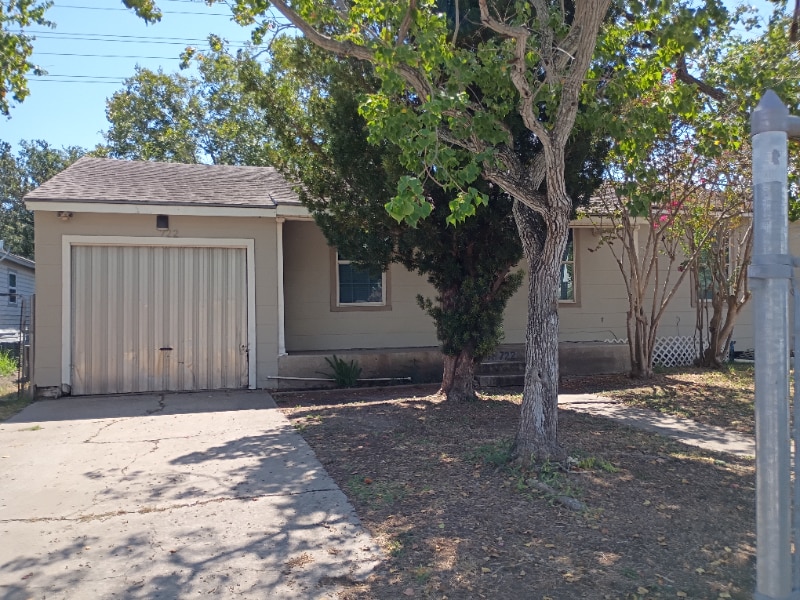 Primary Photo - 722 E Cornelia Cir