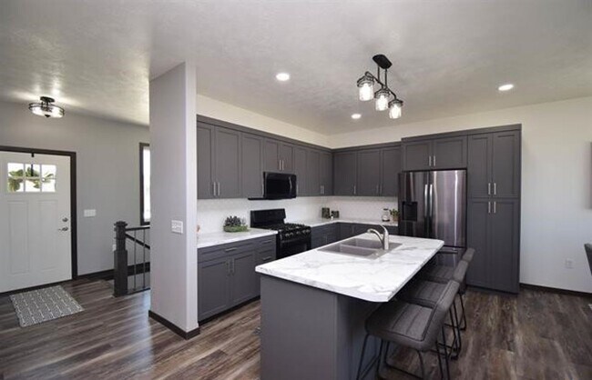 Foto del edificio - Spacious 4-Bedroom Ranch Home with Finished Basement & Oversized Garage!