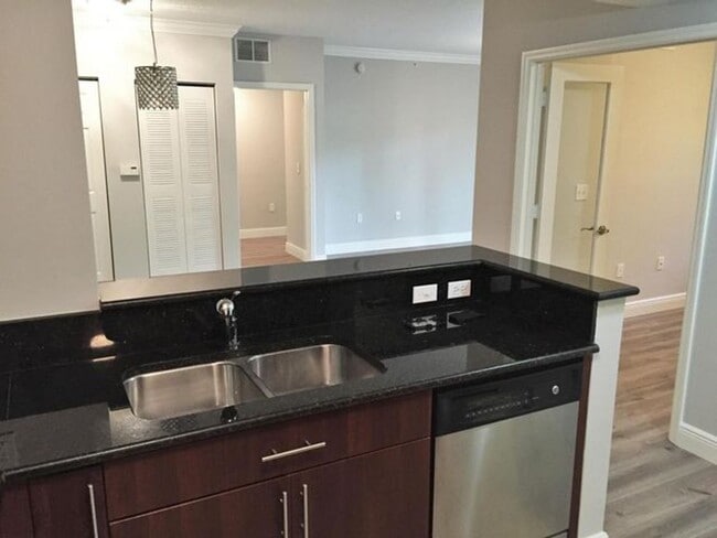 Foto del edificio - 4905 Midtown Ln