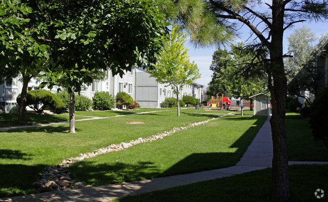 Área de juegos para niños - Pine Gardens Apartments