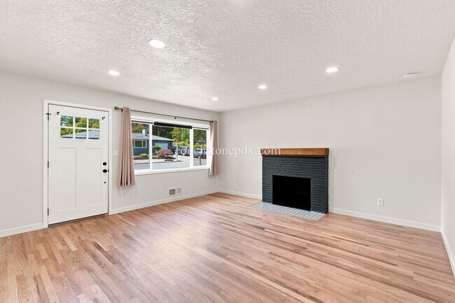 Foto del edificio - Refreshed East Portland 3 Bed Home with Fenced Yard, AC, and 2 Car Garage