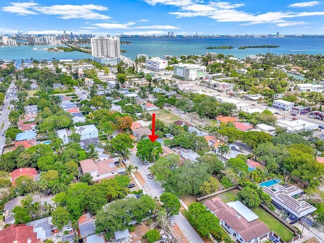 Foto del edificio - 876 NE 81st St