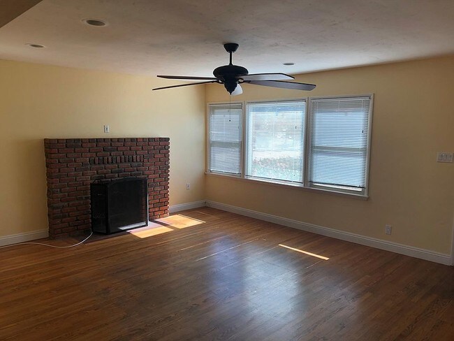 Building Photo - 856 Knoll Park Ln