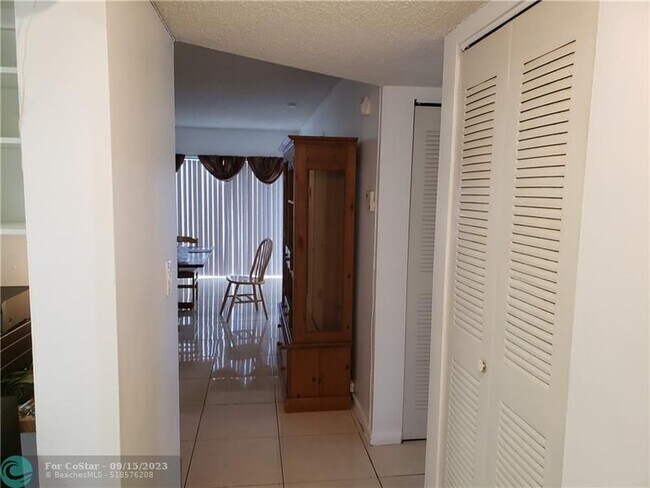 Foto del edificio - 8550 N Sherman Cir