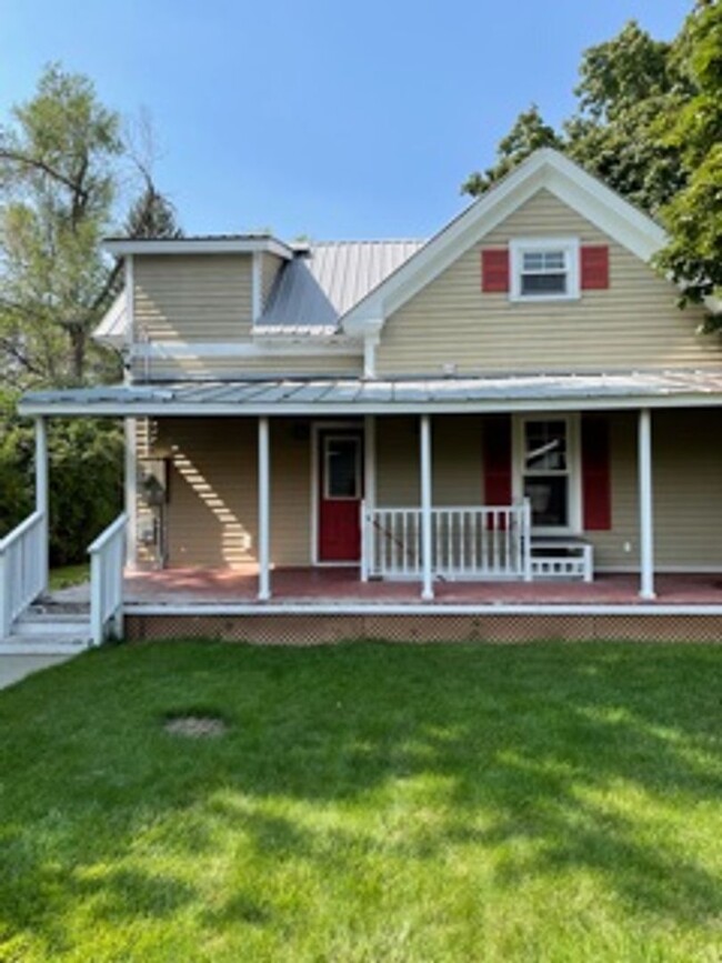 Foto del edificio - 3 bedroom 2 bath house in downtown Kalispell