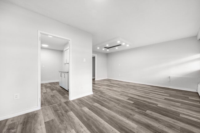 Building Photo - 65 Thorncliffe Park Dr