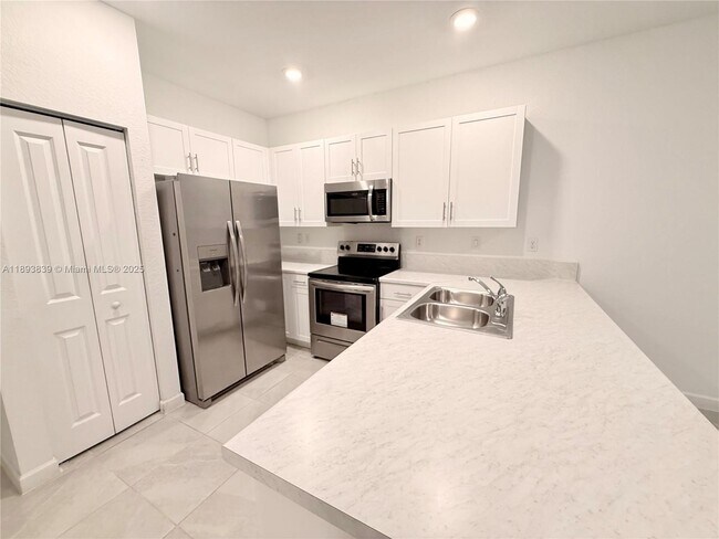 Foto del edificio - 2620 SE 11th Ct