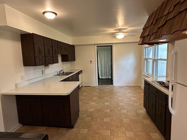 Building Photo - SPACIOUS 2 BEDROOM