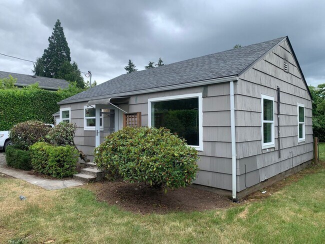 Building Photo - Updated, One Level Home with Two Bedrooms & One Bathroom, and Fully-Fenced Back Yard!