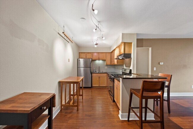 Foto del edificio - 2121 N Cambridge Ave