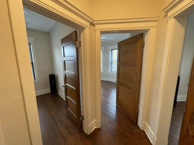 Entry - 1000 W Dakin St