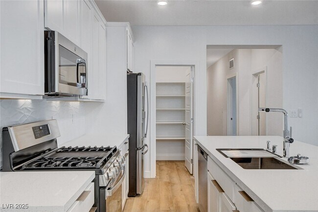 Building Photo - 237 Callen Falls Ave