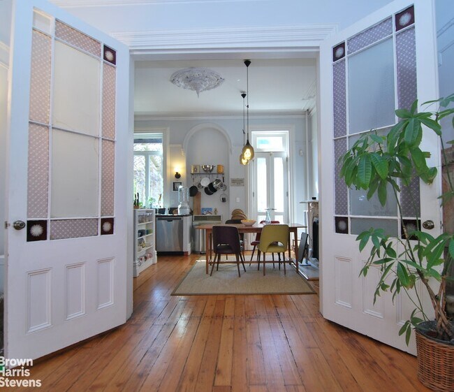 Foto del edificio - Townhouse Upper Triplex