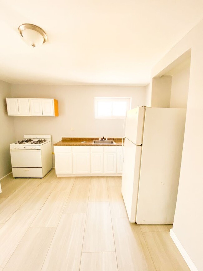 Building Photo - Spacious 2 bed/1 bath Apartment Just South of Cherokee!