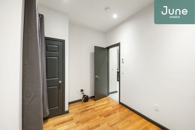 Foto del edificio - ROOM ONLY in 3-bed/1.0-bath Home