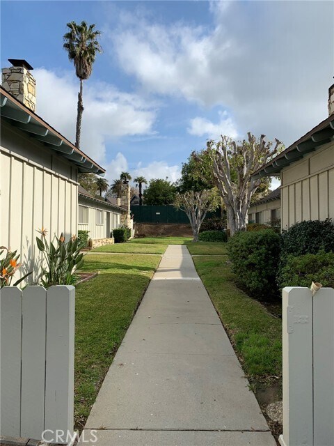 Building Photo - 3630 Country Club Dr