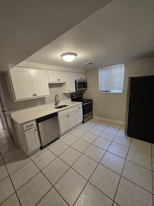 Building Photo - Updated and Spacious 1-Bed, 1-Bath Apartme...