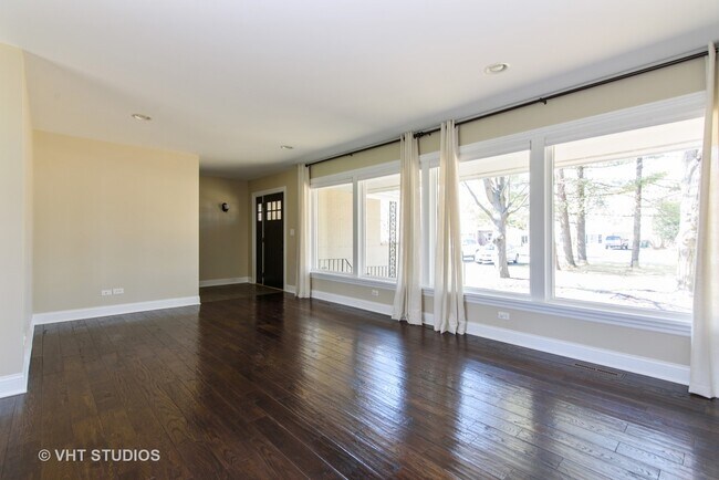 Building Photo - 367 Sunset Dr