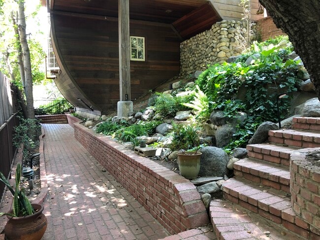 Building Photo - 8420 Lookout Mountain Ave