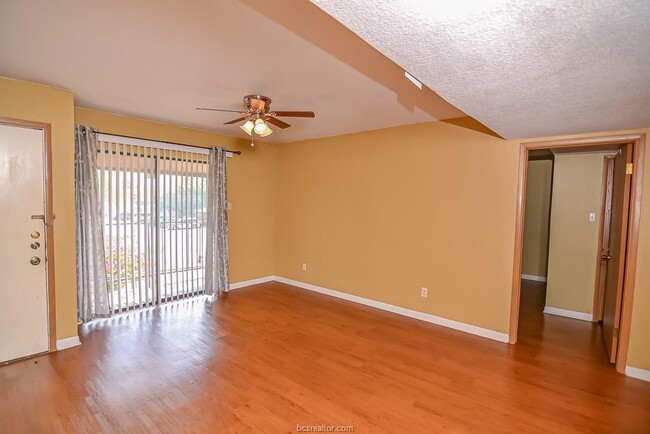 Foto del edificio - 904 University Oaks Blvd
