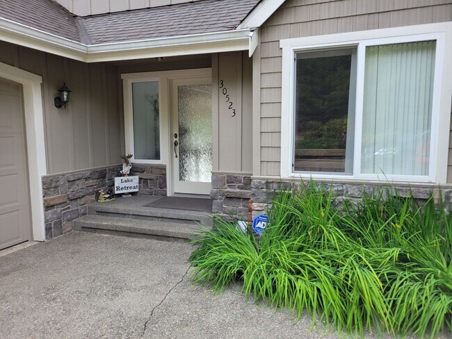 Foto del edificio - Lake Retreat Waterfront Living | Spacious Home with Views + Utilities Included