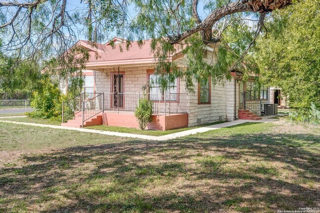 Foto del edificio - 2739 SE Loop 410 Acc Rd