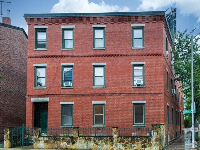 Building Photo - 74 Fairmont St