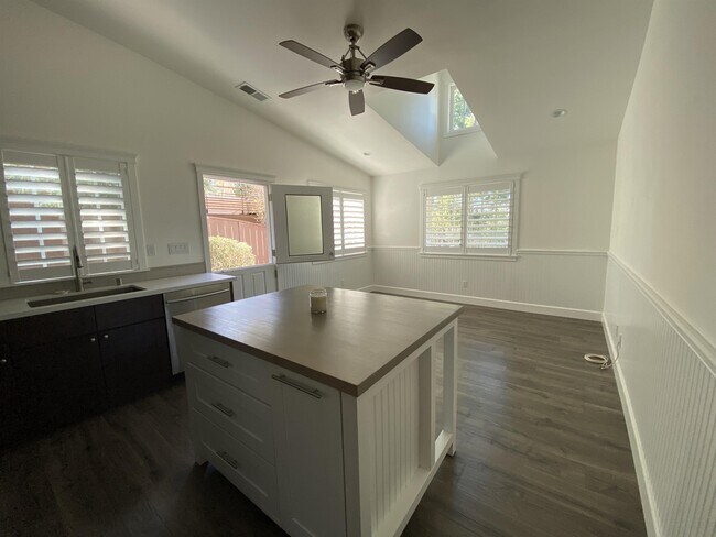 Building Photo - 807 Val Sereno Dr