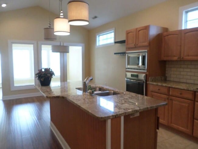 Building Photo - Bright and Spacious 3-Bedroom Home with Su...