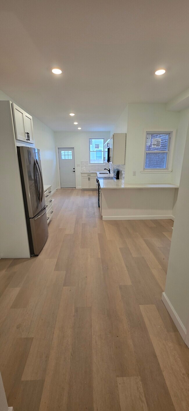 Foto del edificio - 1103 N Patterson Park Ave