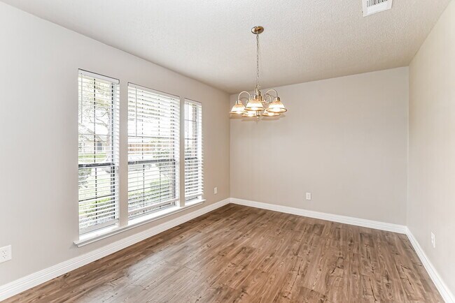 Foto del edificio - 7410 Aberdeen Dr