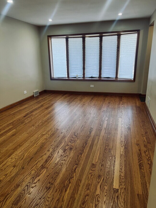 Foto del edificio - 6321 S Narragansett Ave