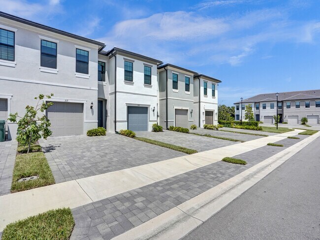 Building Photo - 2119 Appleton Cir N