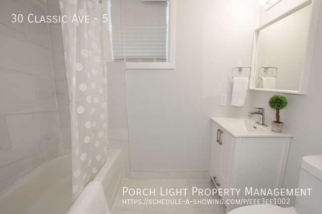 Building Photo - Bright and Spacious 2 Bedroom Unit