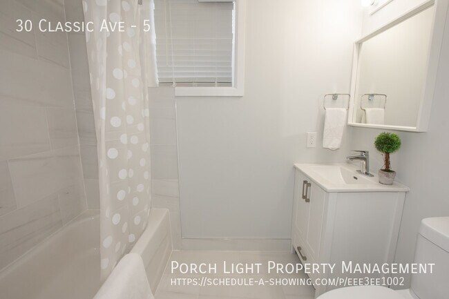 Photo du bâtiment - Bright and Spacious 2 Bedroom Unit