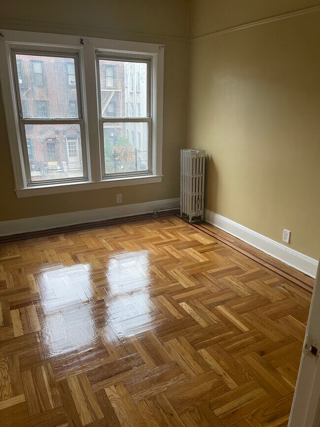 Bedroom. 2 - 3526 Crescent St