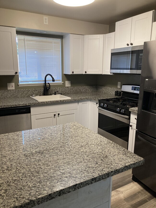 Foto del edificio - 930 NW Donna Dr