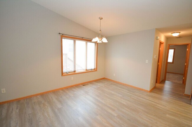 Building Photo - Twin home with walk-out basement & great u...