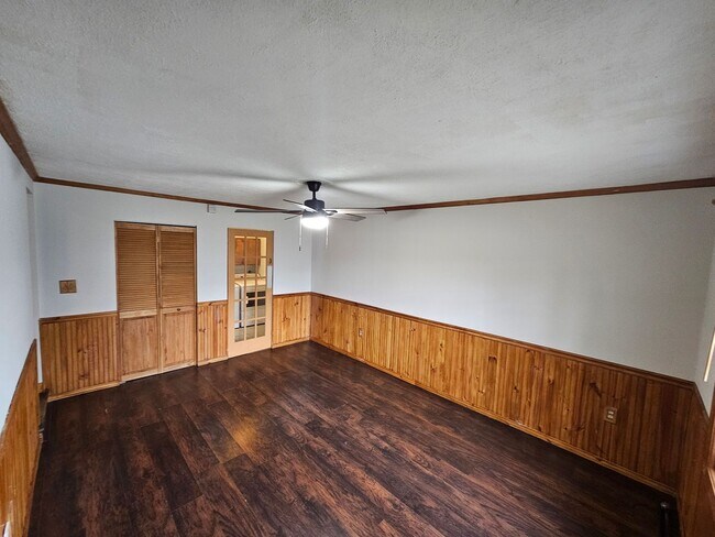 Building Photo - 621 William St