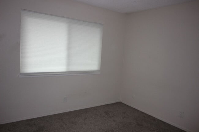 Foto del edificio - 2 Bedroom Condo For Rent