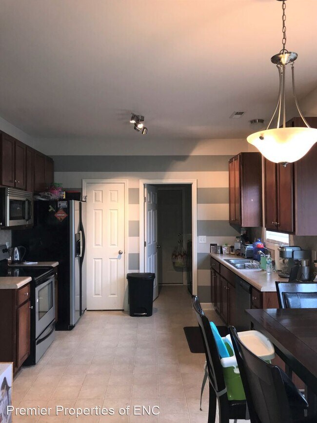 Building Photo - 3 br, 2 bath House - 204 Diamond Court
